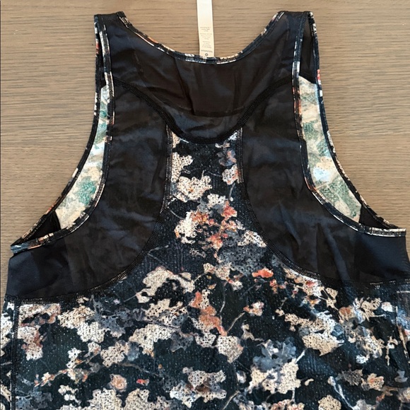 Lululemon - Picture 3 of 3